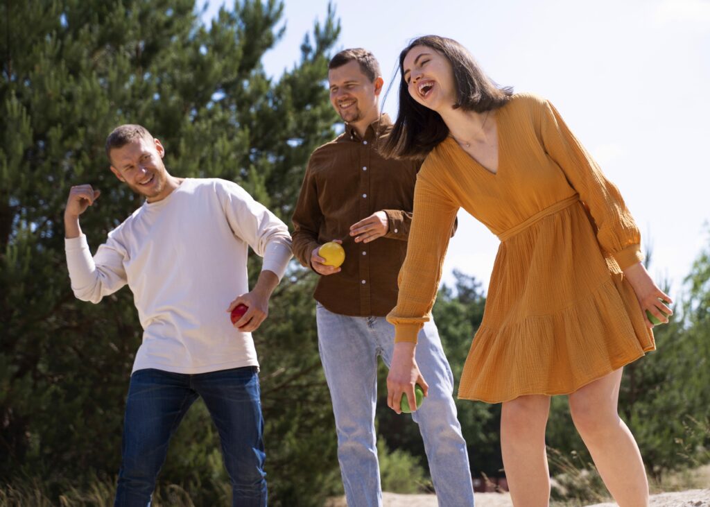 Toute une Histoire, Photo de jeunes adultes qui jouent à la pétanque