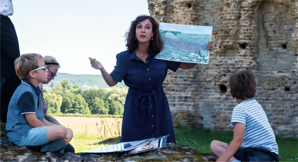 Photo de Margaux Candillon en train de faire une visite guidée