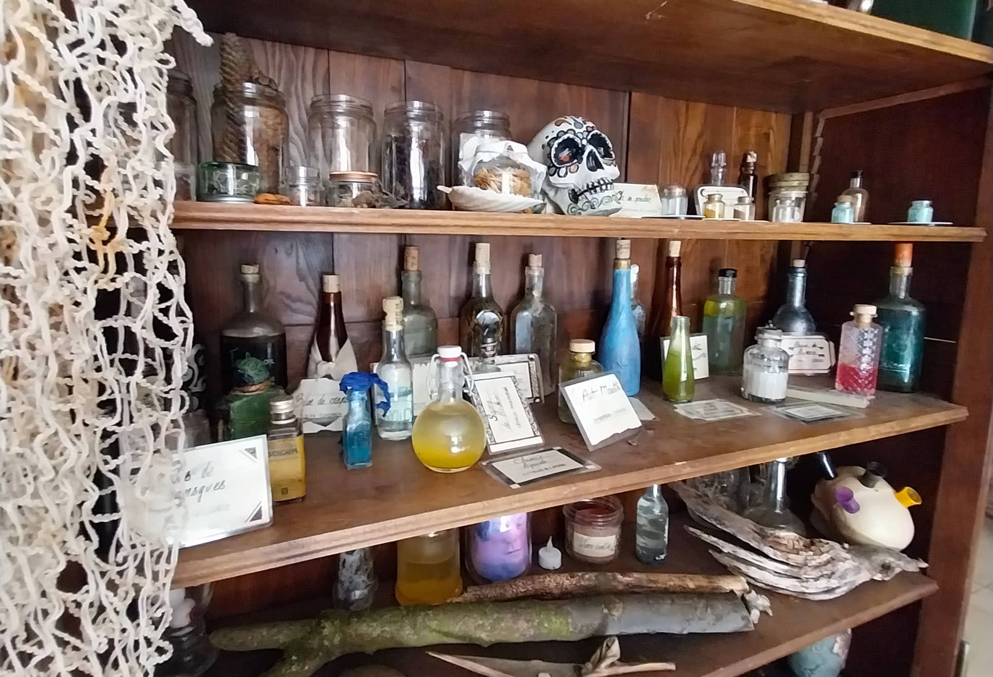 Photo d'une étagère remplie de fioles et potions