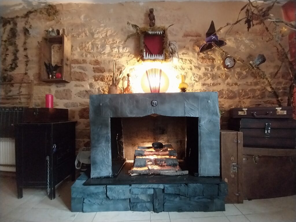 Cheminée de l'Imaginarium faite à la main - Cagettes, carton, papier mâché