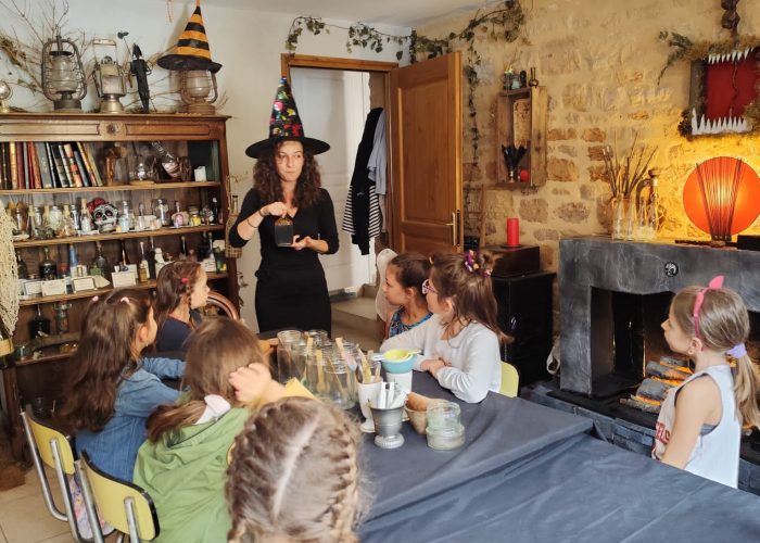 Cours de potion pour anniversaire de sorcière à l'Imaginarium de Toute une Histoire à Trévoux