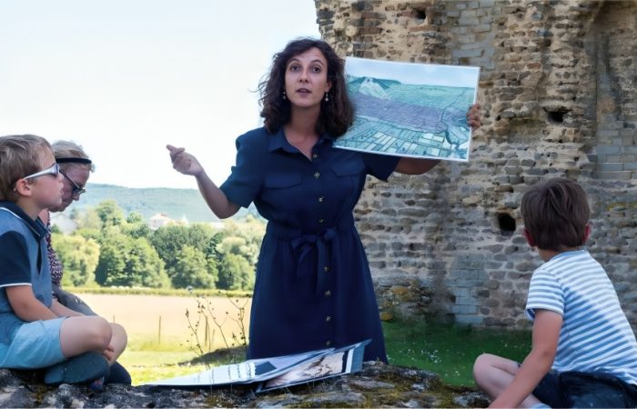 Photo de Margaux Candillon en train de faire une visite guidée