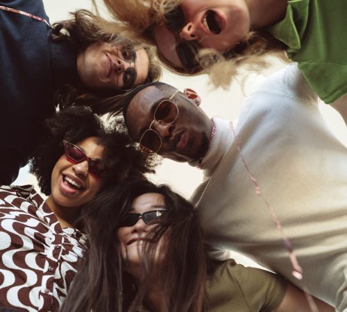 Toute une Histoire, Photo de jeunes adultes qui s'amusent