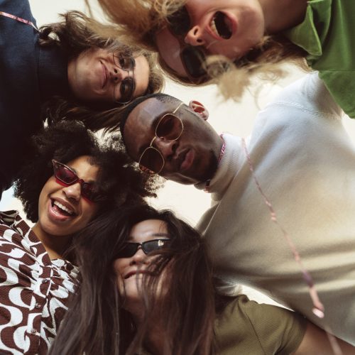 Toute une Histoire, Photo de jeunes adultes qui s'amusent